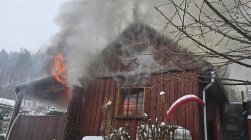 Požár zahradní chatky vyžádal zásah čtyř jednotek a zničil majetek