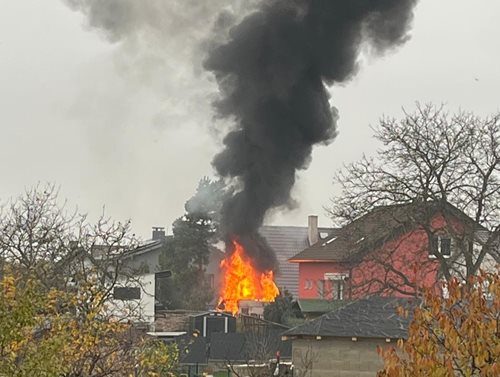 Požár obytné dodávky zachvátil celé vozidlo a ohrozil budovu