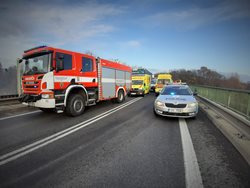 Tragická nehoda autobusu a nákladního auta na Mělnicku