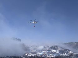 VIDEO: Skládku nebezpečného odpadu zdolalo 80 hasičů. Pomohl vrtulník i pěna