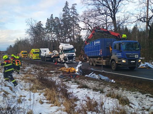 Havárie kamionu způsobila únik nafty a omezila dopravu