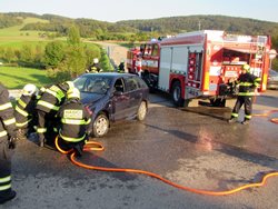 Hasiči likvidovali požár osobního automobilu na Uherskohradišťsku.