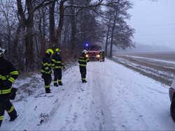 Na lesní cestě na Ondřejník se převrátil tahač se dřevem, řidiče hasiči vyprošťovali přes čelní sklo