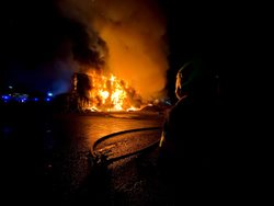 Požár TESKO objektu v Praze 8 likvidovaly profesionální a dobrovolné jednotky