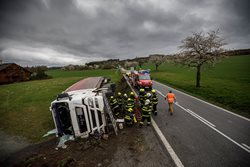 Z převráceného kamionu dostali hasiči řidiče po rozbití čelního skla