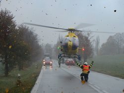 U Rybné nad Zdobnicí narazilo auto do stromu, na místě zasahovala i letecká záchranná služba