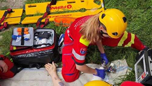 Cyklista po pádu na Frýdecko-Místecku bojoval o život. Do nemocnice letěl ve velmi vážném stavu