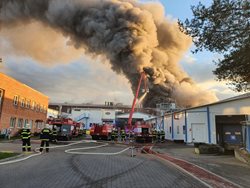 S požárem v kralupské potravinářské firmě bojovalo přes dvacet jednotek