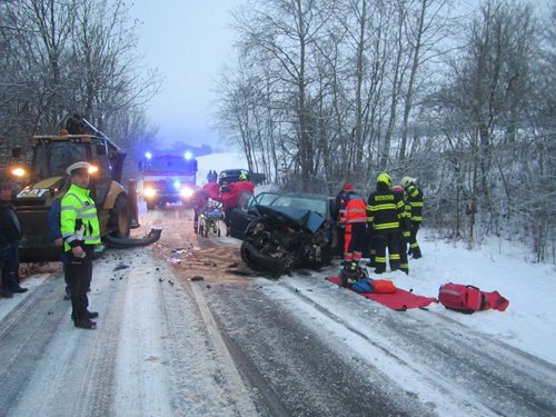 Nehoda bagru s osobním automobilem. Zraněná řidička byla odvezena do nemocnice.