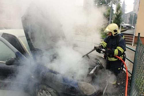 Požár auta v Dubí, dopravní nehoda osobního auta a vlaku v Račicích