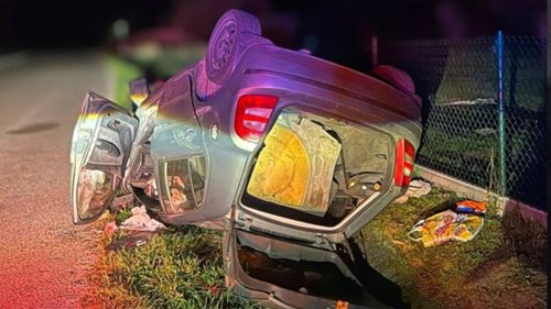 S více než třemi promile skončil autem na střeše. Nehodu přežil se zraněním