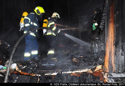 Požár chaty v pražských Jinonicích zpozorovali záchranáři ze sanitního vozu