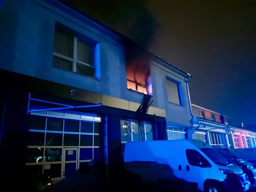 Požár bytu vyvolal evakuaci osob a rozsáhlý zásah hasičů