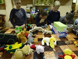 Mladí hasiči z Ostravy-Hošťálkovic balili dárkové krabice pro chudé děti.