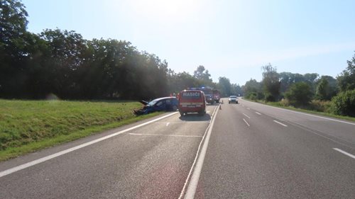 Riskantní předjíždění skončilo vážnou nehodou. Auto se několikrát převrátilo
