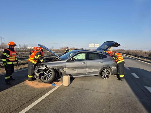 Dopravní nehoda osobního vozidla zastavila provoz na silnici