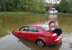 Auto v řece u Chudeřic v okrese Teplice. 