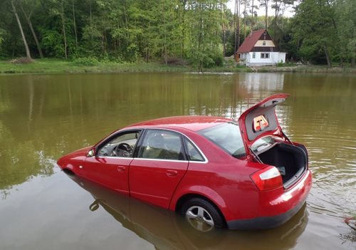 Auto v řece u Chudeřic v okrese Teplice. 