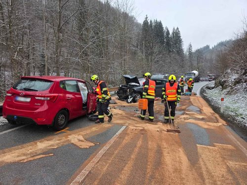 Nehoda tří vozidel zastavila dopravu