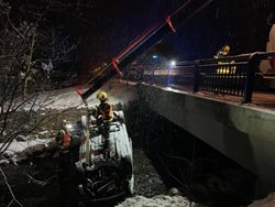 Hasiči v noci vyprošťovali fabii z potoka v Ostravici, do rána zasahovali u devíti nehod