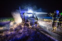 Nákladní automobil začal hořet za jízdy