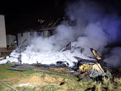 Požár přístřešku a střechy rodinného domu na Berounsku