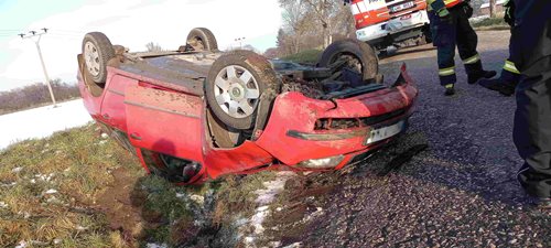 Vážná nehoda osobního vozu: Auto se převrátilo na střechu a jedna osoba skončila v péči lékařů