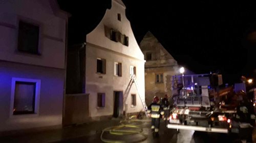 Čeští a polští hasiči společně likvidovali první den v roce požár v Javorníku