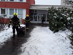 Při požáru školy se evakuovalo několik desítek dětí
