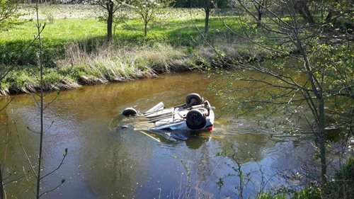 Automobil i s řidičkou skončil v Divoké Orlici