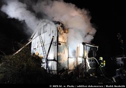 Požárem byla chata v Praze-Hloubětíně zcela zničena