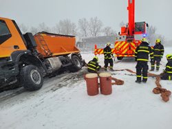 Hasiči v Pusté Polomi vytahovali z příkopu sypač