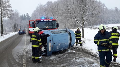 Víkendové nehody na ledovkách v Jihočeském kraji 