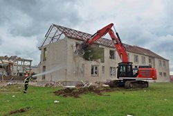 Hasiči zahájí demolici poškozených objektů