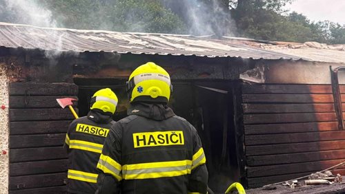 Hasiči bojovali s požárem dřevostavby. Obavy o osobu uvnitř se nepotvrdily