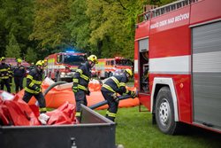 VIDEO Hrad v ohrožení. Jak si hasiči poradili s požárem lesa u Helfštýna?