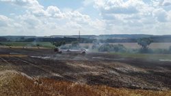 V Obratani na Pelhřimovsku hořel na poli lis a balíky slámy, na místě zasahovaly tři jednotky hasičů