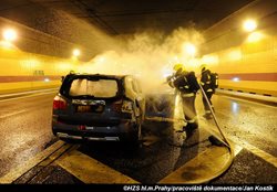 V Dejvickém tunelu hořelo auto, požár hasiči rychle lokalizovali