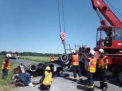 Při nehodě u Vysoké nad Labem se převrátil veterán na střechu