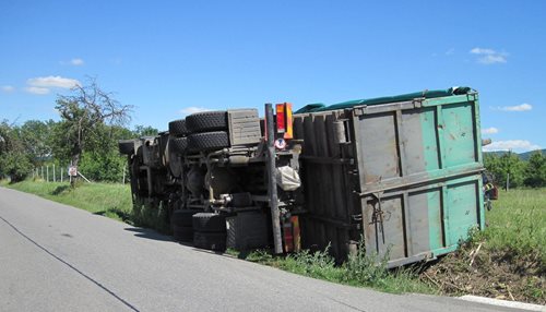 Z havarovaného nákladního vozidla unikala nafta.