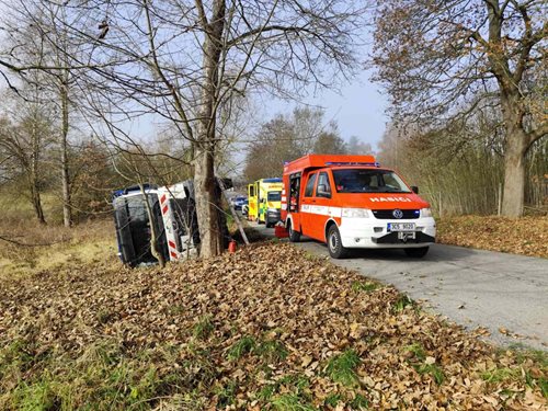 Převrácený popelářský vůz a tři zranění. Na místě zasahovaly všechny složky IZS