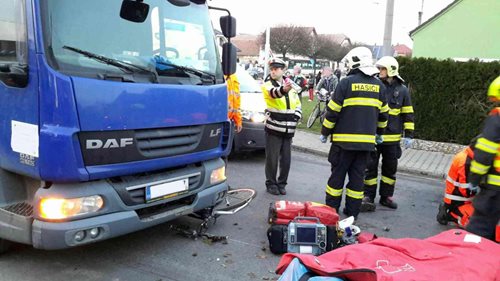Ke střetu cyklistky s nákladním autem přiletěl i vrtulník
