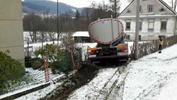 Řidič s cisternou plnou mléka prorazil plot