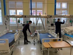 Osm hasičů - zdravotních instruktorů nastupuje na covidovou jednotku Nemocnice Teplice