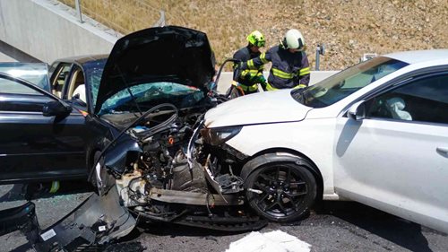eCall přivolal pomoc k vážné nehodě. Po střetu s kamionem hasiči vyprošťovali zraněného řidiče