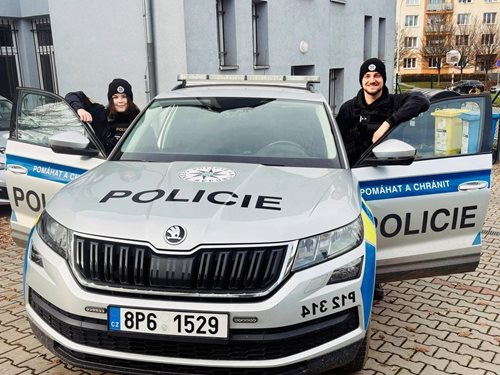 Rychlá evakuace z hořícího domu: Zásah policistů a hasičů zabránil tragédii