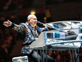 Hudba, která hřeje u srdce: Účastnice koncertu děkuje Michalu Davidovi