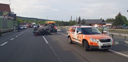 Na dálnici D4 u Mníšku pod Brdy skončilo auto na střeše