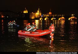 Hasiči zasahovali v oblasti Karlova mostu při vyhledávání osoby