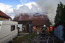 Při požáru rodinného domu napáchaly plameny škodu za milion